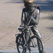 Bronzefigur auf dem Bleimops-Platz