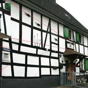 Fachwerkhaus in Steinhaus mit Schild der Familie Westerholt