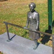 Bronzefigur auf dem Bleimops-Platz